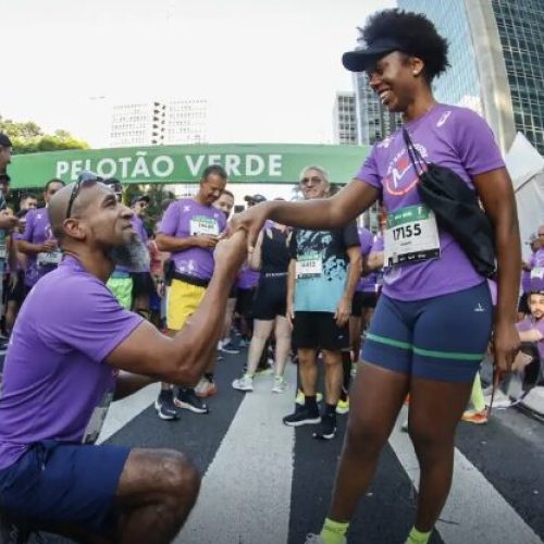 Casal que se conheceu correndo fica noivo na São Silvestre
