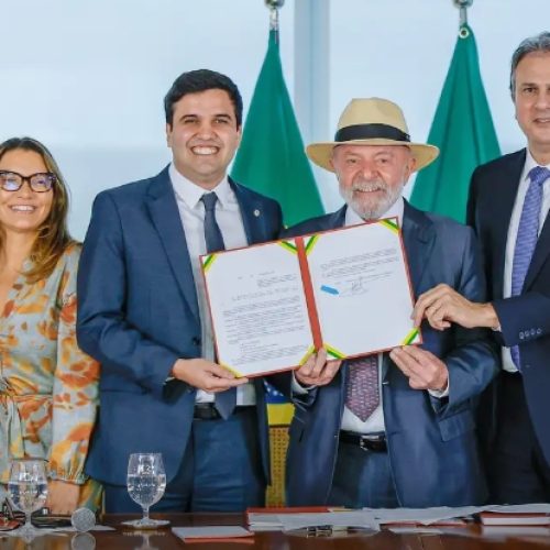 Lula sanciona lei que restringe uso de celular em escolas
