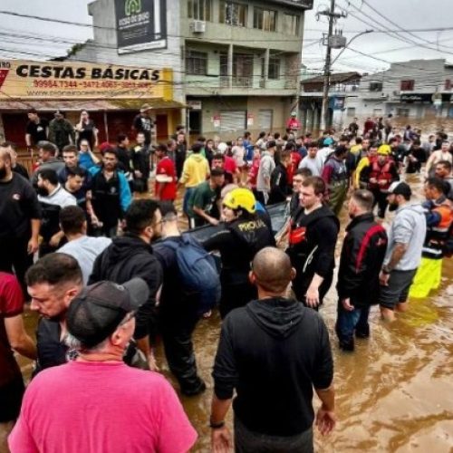 Resgate dos moradores atingidos pelas enchentes em Canoas, região metropolitana de Porto Alegre/RS. Foto: Vatican News