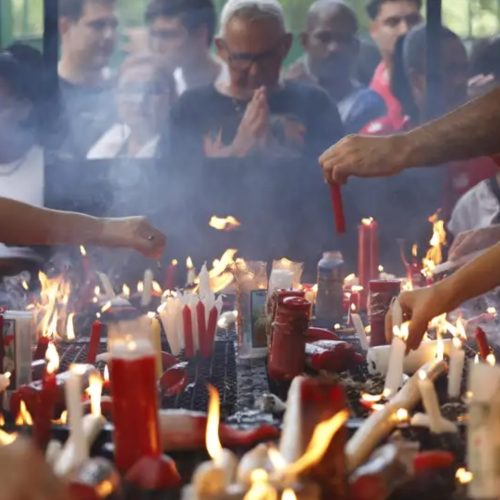 Celebrações na Igreja de São Jorge, junto dos integrantes das religiões de matrizes africanas, na região central do Rio de Janeiro em 2025. Foto: Fernando Frazão/ Agência Brasil. 