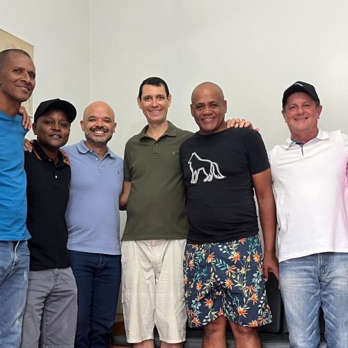 Na foto, alguns integrantes ao lado da equipe do documentário durante as gravações em Pontal.