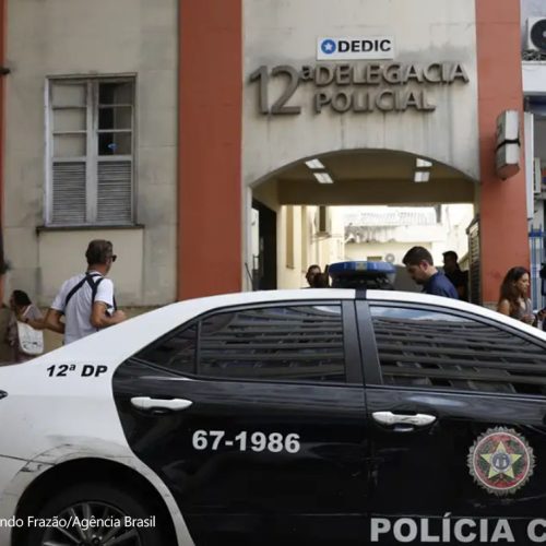 Adolescente envolvido em estupro coletivo no Rio se entrega à polícia